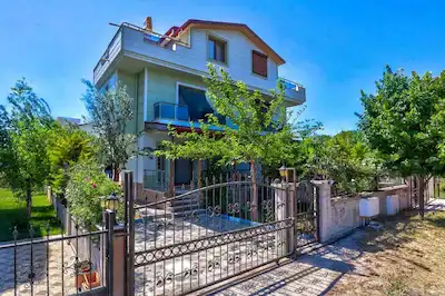 DİKİLİDE DENİZE YAKIN SATILIK 4+1 TRİPLEX VİLLA