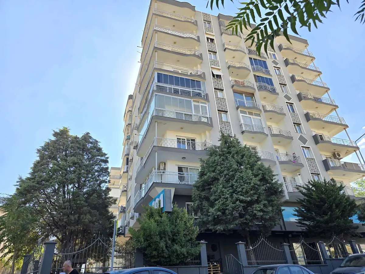 EFELER MAH SEYFI DEMIRSOY HASTANESI YAKINI ASANSÖRLÜ 3+1 165 M2 ARA KAT