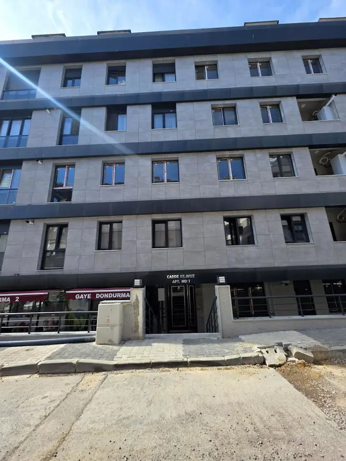 ALTINTEPE'DE SIFIR, KAPALI MUTFAKLI VE GENİŞ TERASLI PREMİUM 2+1 DAİRE