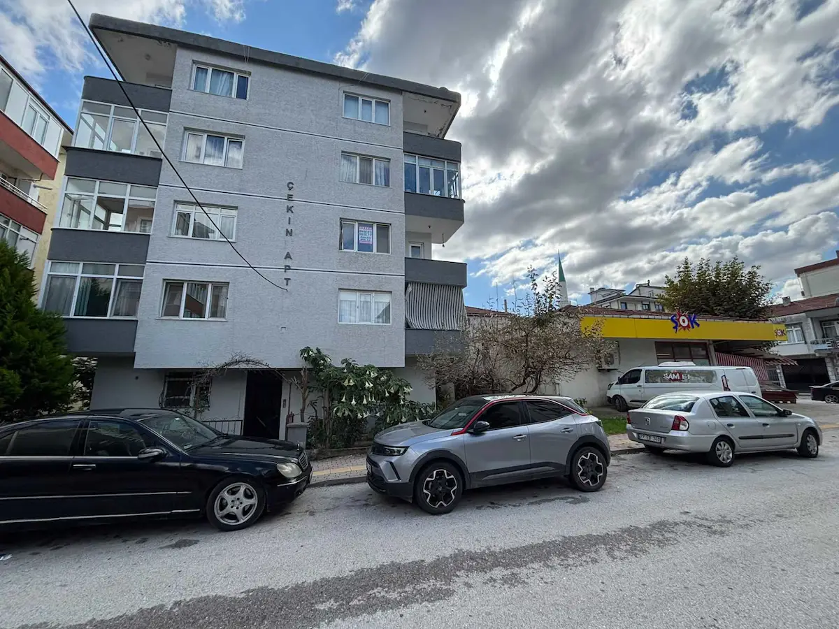 RE/MAX ŞEHİR 2 ÇİFTLİKKÖY SAHİL MAH. SATILIK 2+1 ARA KAT DAİRE