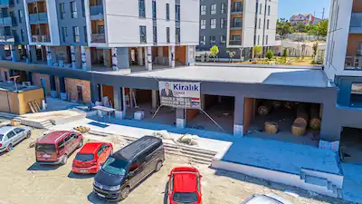 RAFİNE SİLİVRİ KAMPÜS VE BULVAR AKSINDA: 128 M² ZEMİN + 128 M² ENTEGRE DEPOLU YATIRIMLIK DÜKKAN