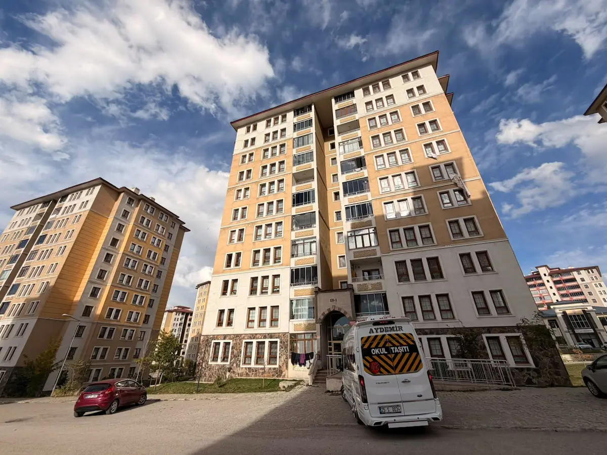 REMAX ARTIS'TEN ABDURRAHMAN GAZI TOKILERDE KIRALIK 3+1 DAIRE
