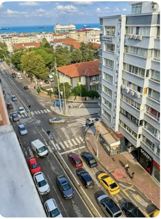 ASUMAN MÜTEVELLIOĞLU’NDAN LİSE CADDESİNDE EVCİM PASTAHANESİ KARŞISINDA SATILIK 2+1 DAİRE