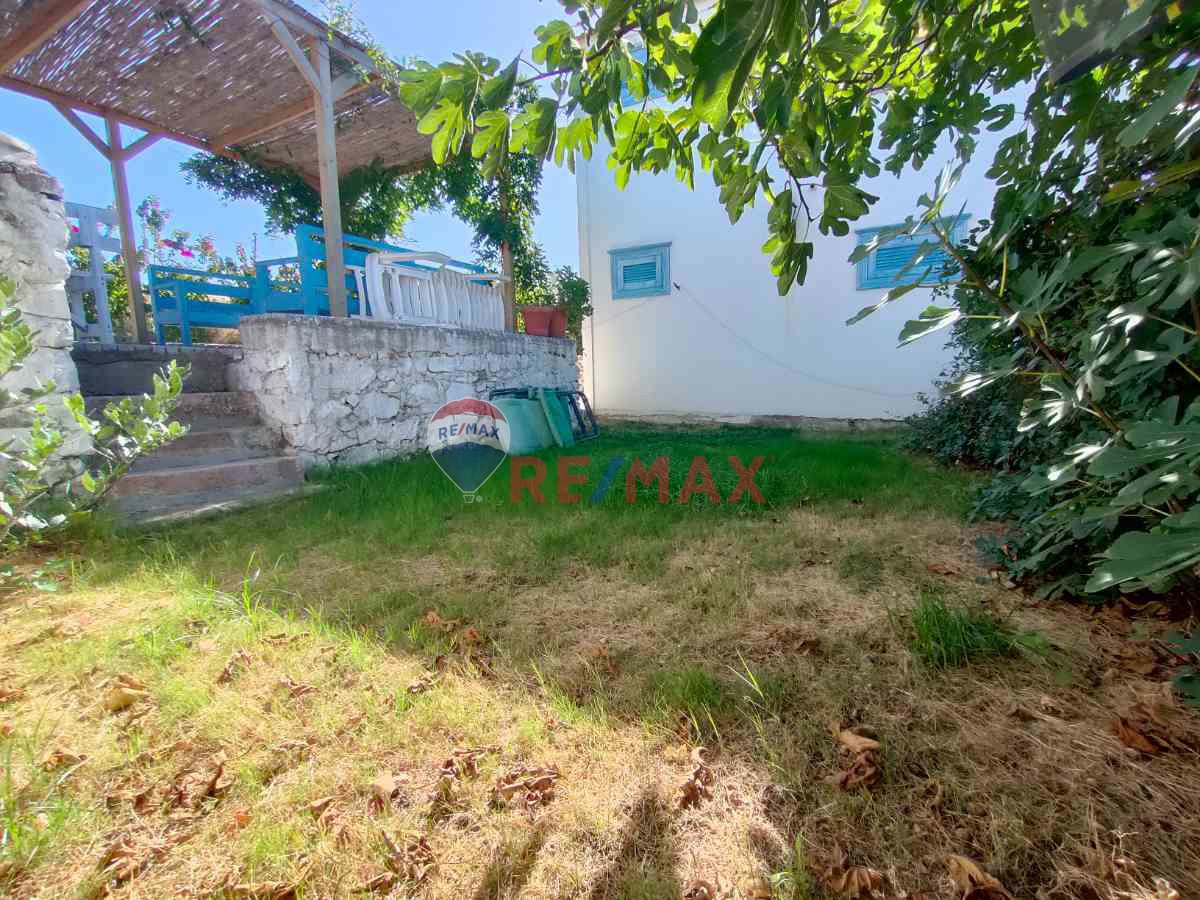 CUNDA ADASI’NDA SATILIK DENİZ MANZARALI TAŞ EV VE ARSA