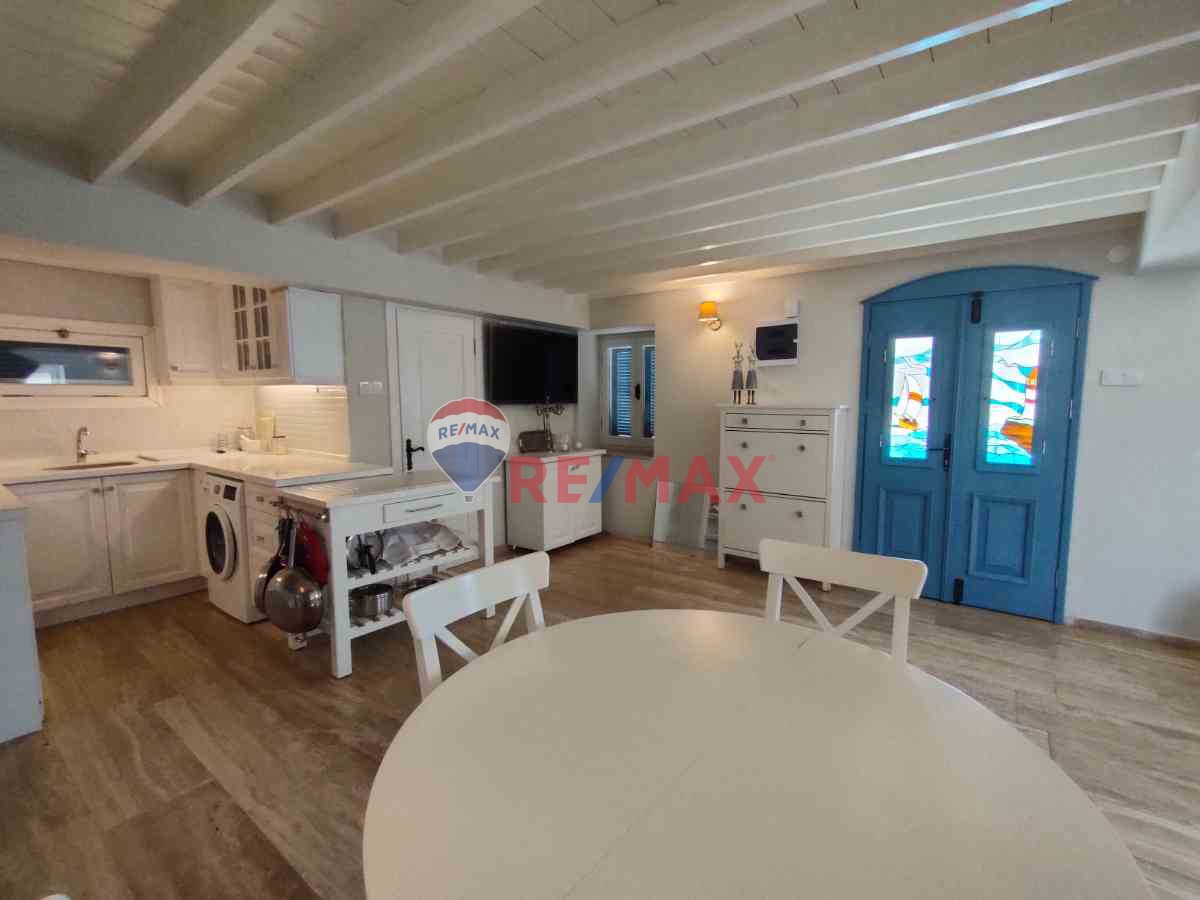 CUNDA ADASI’NDA SATILIK DENİZ MANZARALI TAŞ EV VE ARSA