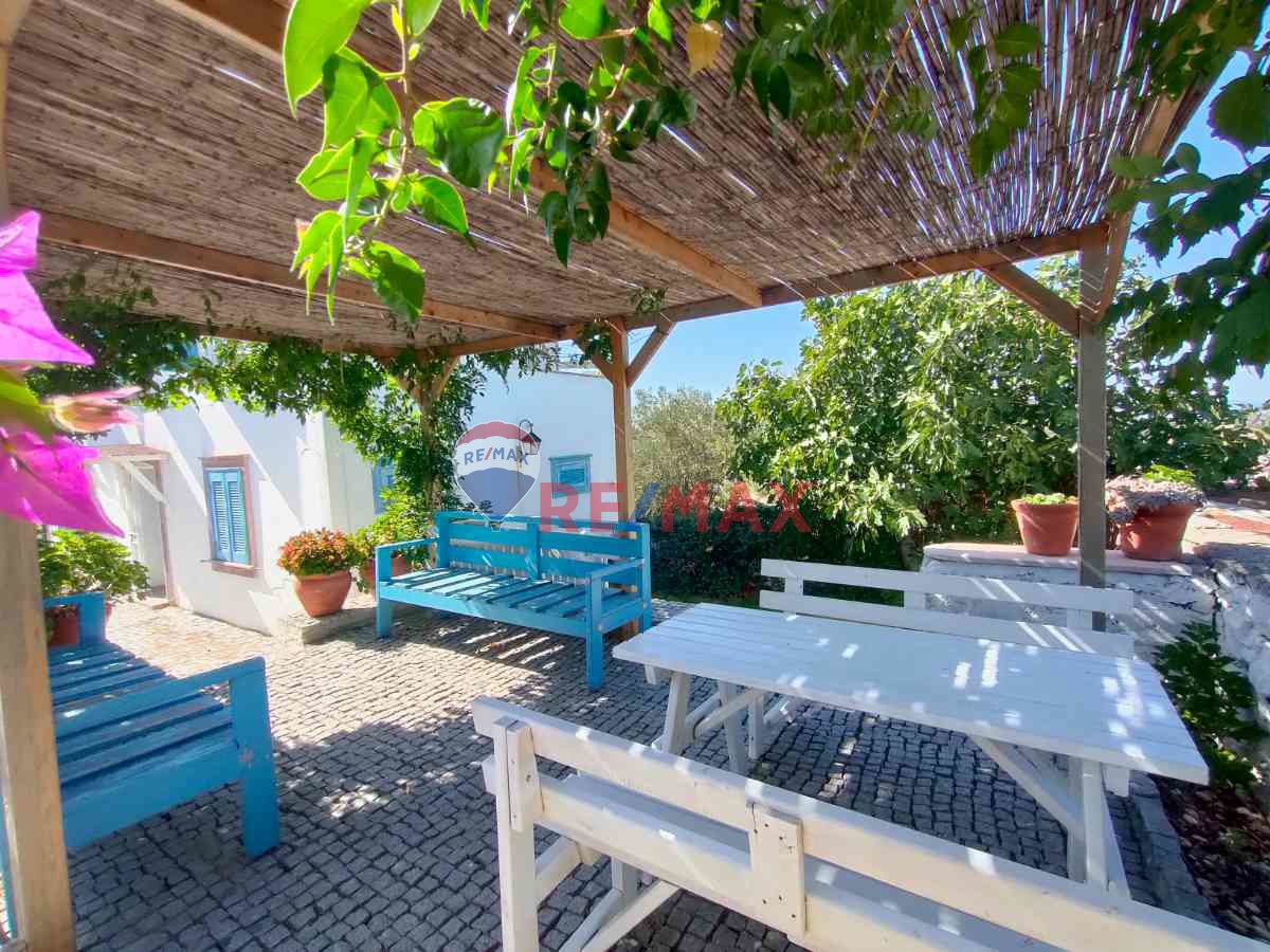 CUNDA ADASI’NDA SATILIK DENİZ MANZARALI TAŞ EV VE ARSA