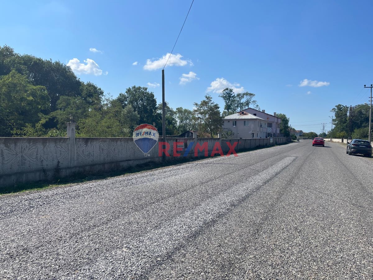 DEREKÖY DE ANA CADDE ÜZERİ ARSA