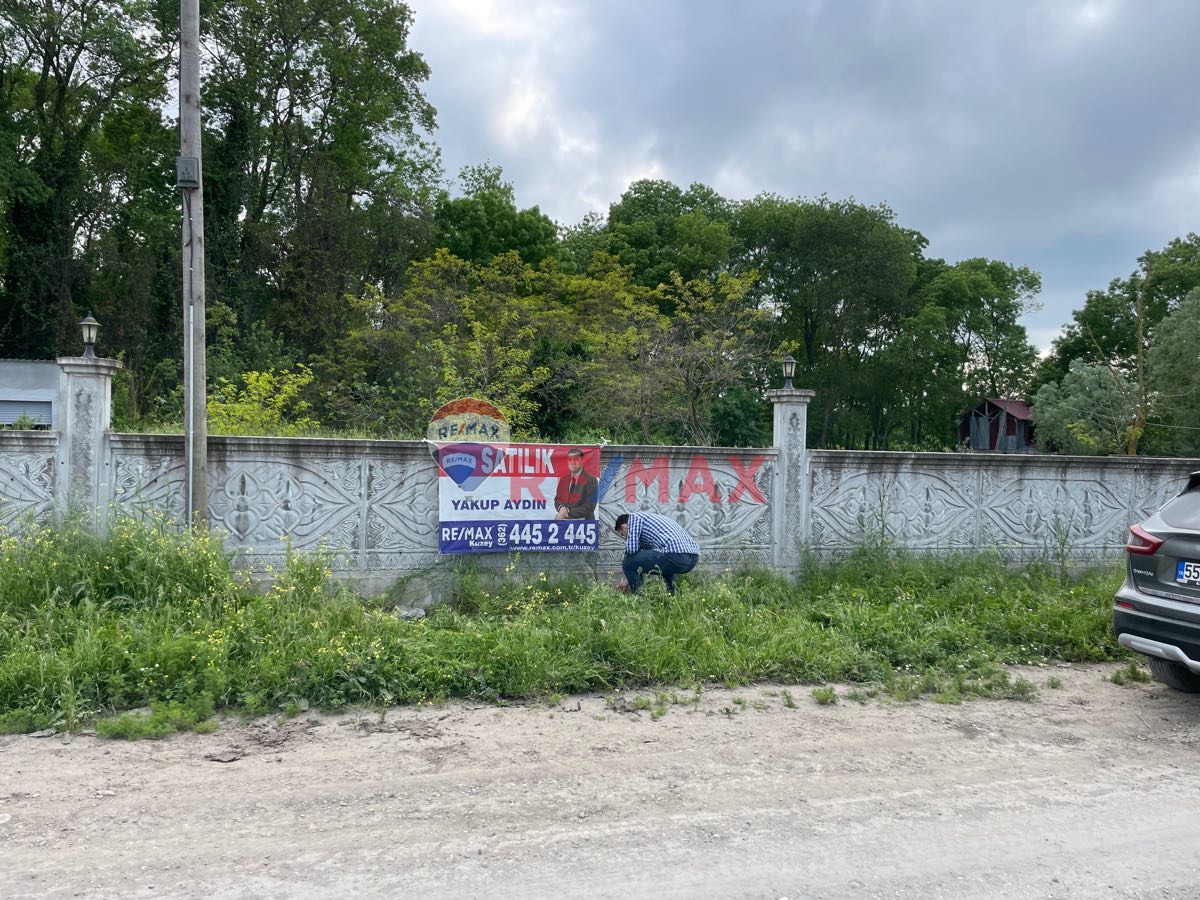 DEREKÖY DE ANA CADDE ÜZERİ ARSA