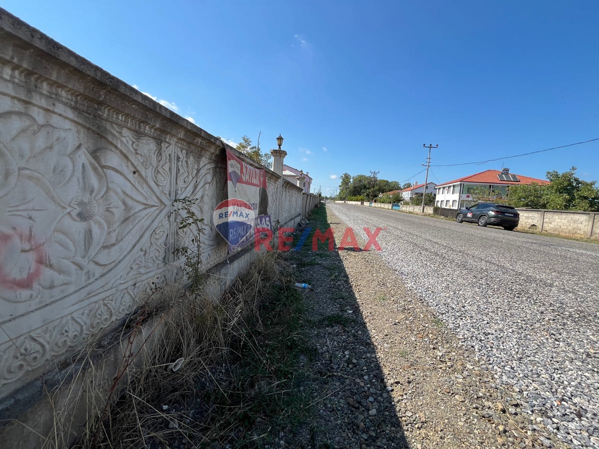 DEREKÖY DE ANA CADDE ÜZERİ ARSA