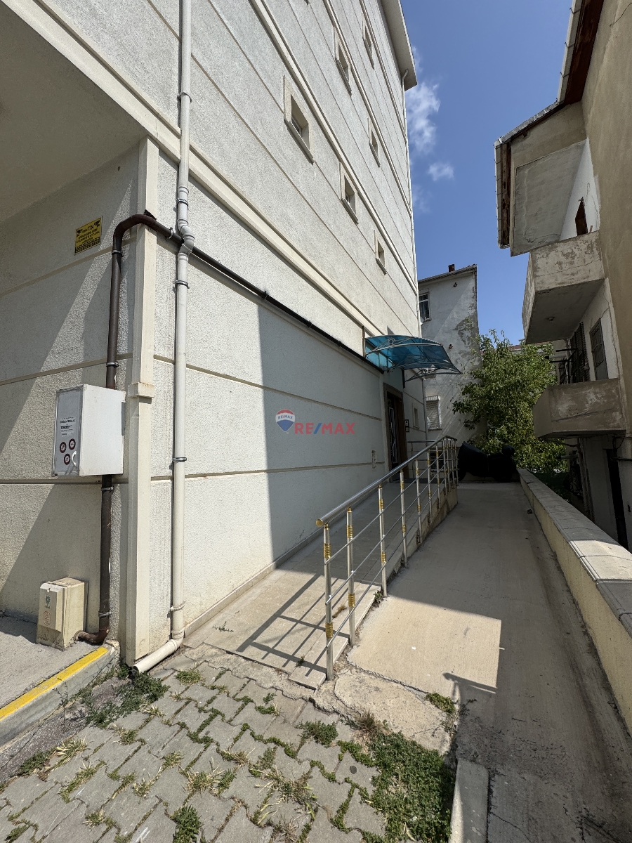 KARTAL TOPSLVİ'DE DENİZ MANZARALI BOŞ OTURUMA HAZIR 2+1 DAİRE