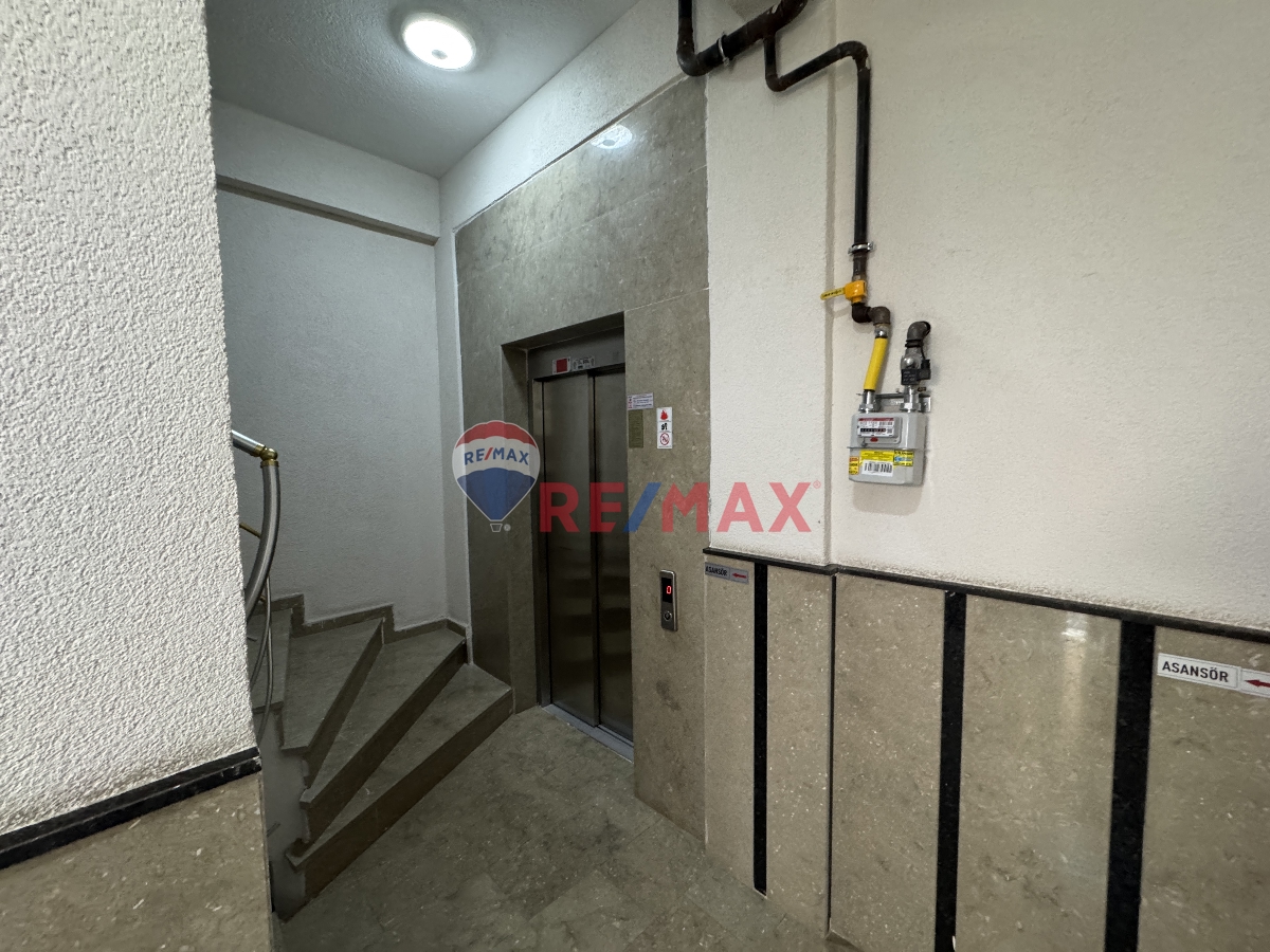 KARTAL TOPSLVİ'DE DENİZ MANZARALI BOŞ OTURUMA HAZIR 2+1 DAİRE