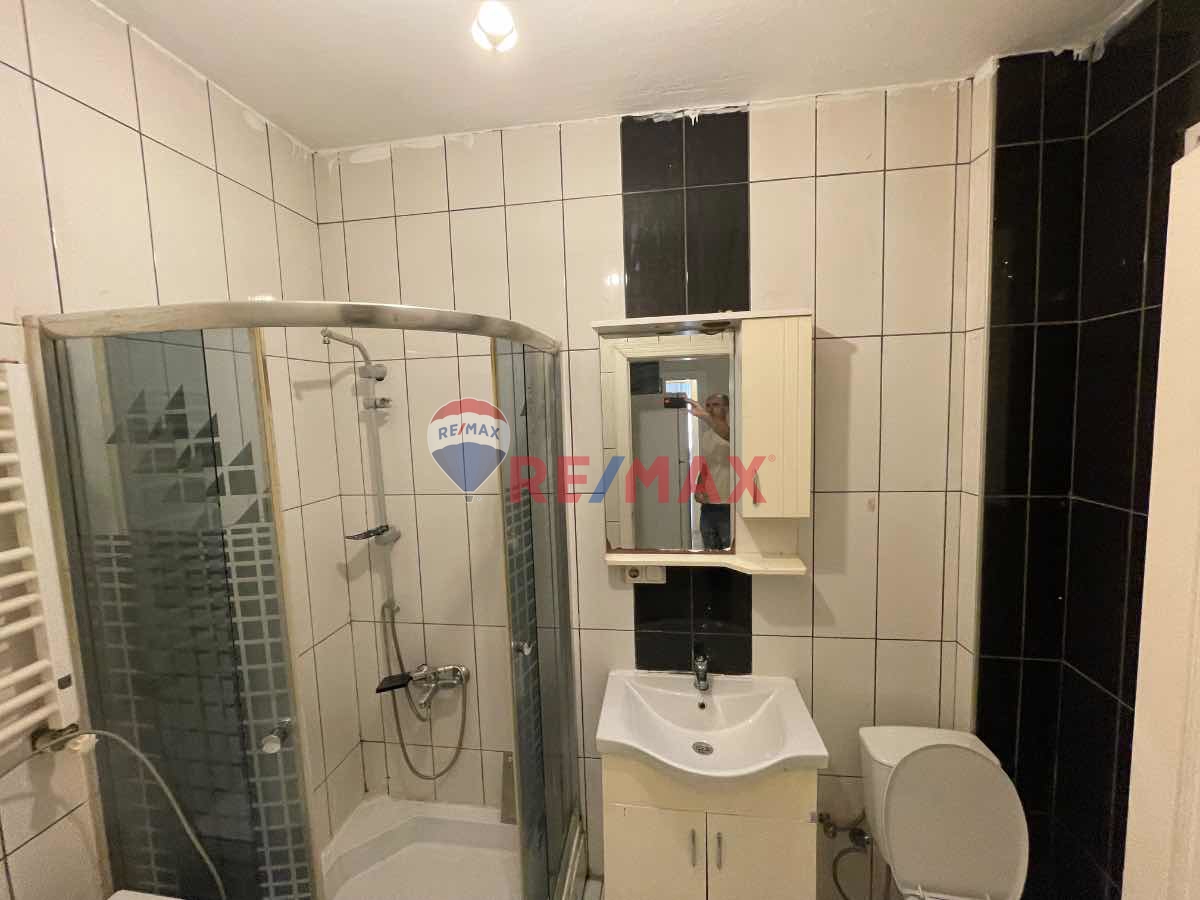 KADIKÖY SAHİLE YAKIN CADDE ÜZERİ BİNADA SATILIK BOŞ 4+1 DAİRE