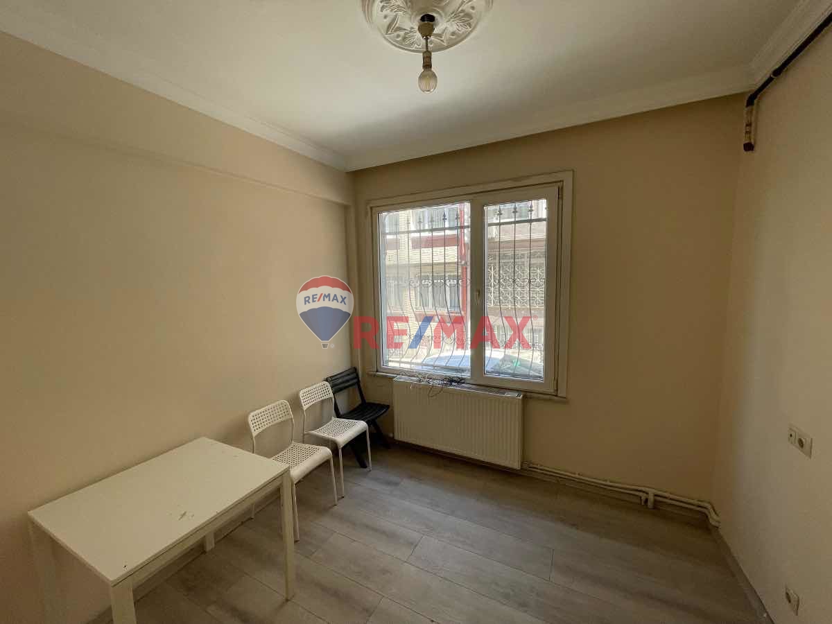 KADIKÖY SAHİLE YAKIN CADDE ÜZERİ BİNADA SATILIK BOŞ 4+1 DAİRE