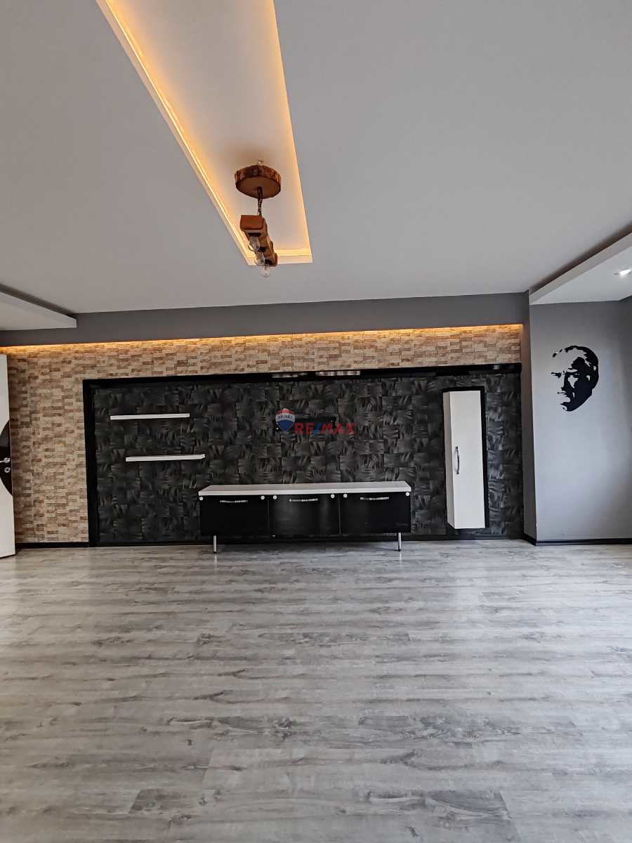 ÇAKMAK SALI PAZARI CEPHELİ 190M2 3+1 FIRSAT DAİRE