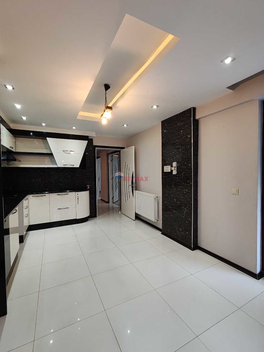 ÇAKMAK SALI PAZARI CEPHELİ 190M2 3+1 FIRSAT DAİRE