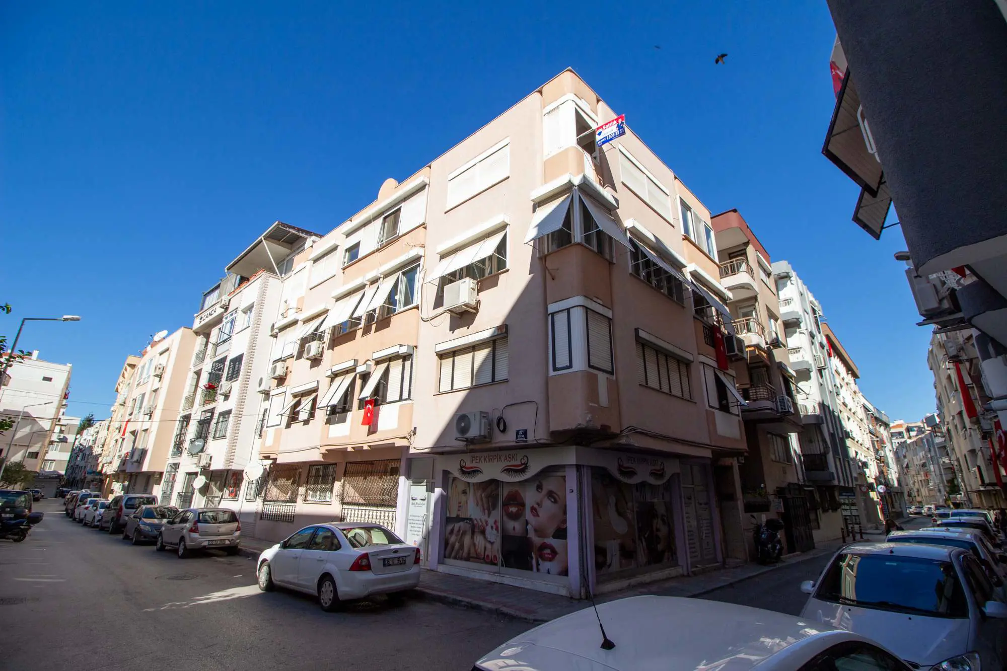 İZMIR KONAK GÜZELYALI’DA SATILIK 4+1 DAIRE – EBEVEYN BANYOLU, FERAH, TAŞINMAYA HAZIR