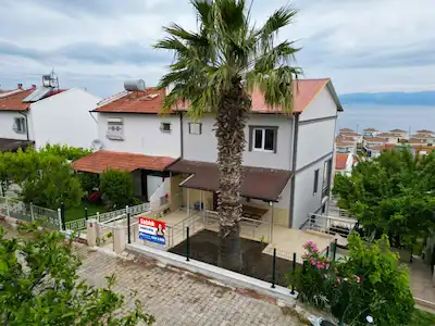 AYVALIK SAHİLKENT’TE DENİZ MANZARALI, BAHÇELİ 3+1 SATILIK VİLLA