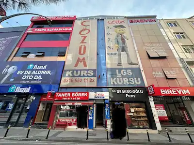 KARDAL’DA MERKEZİ KONUMDA 5 KATLI KOMPLE SATILIK TİCARİ BİNA