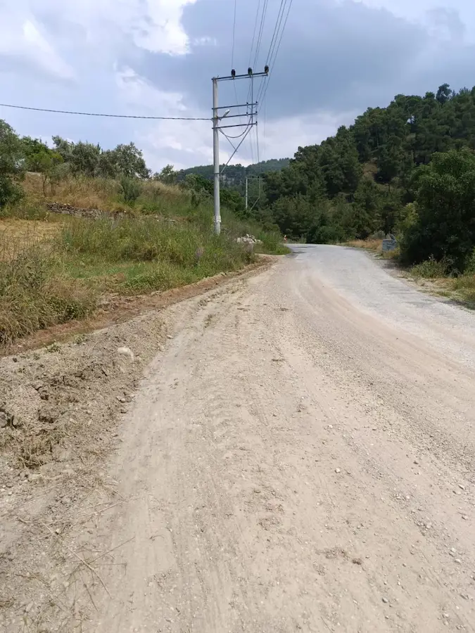 MANİSA DEMİRCİ SATILIK ESKİ İZMİR YOLU ANA YOL USTU BAĞ TARLA