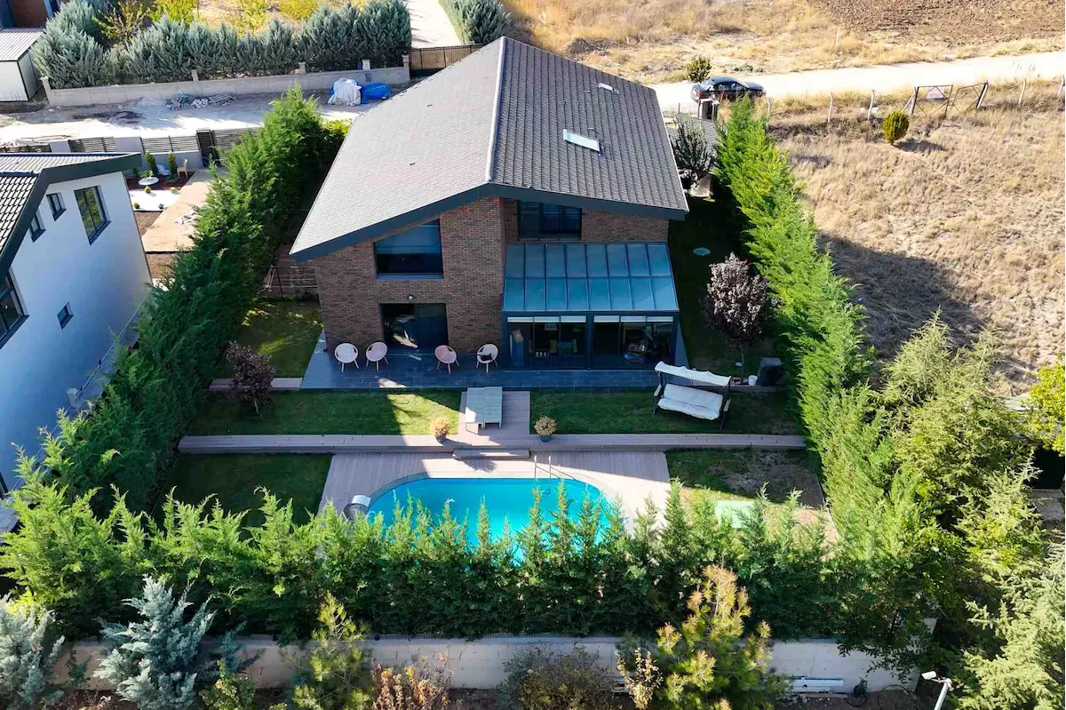 GÖLBAŞI KARŞIYAKA MAHALLESİ SATILIK 4+1&325M2 HAVUZLU ÖZEL YAPIM MODERN MÜSTAKİL VİLLA FIRSAT FİYAT