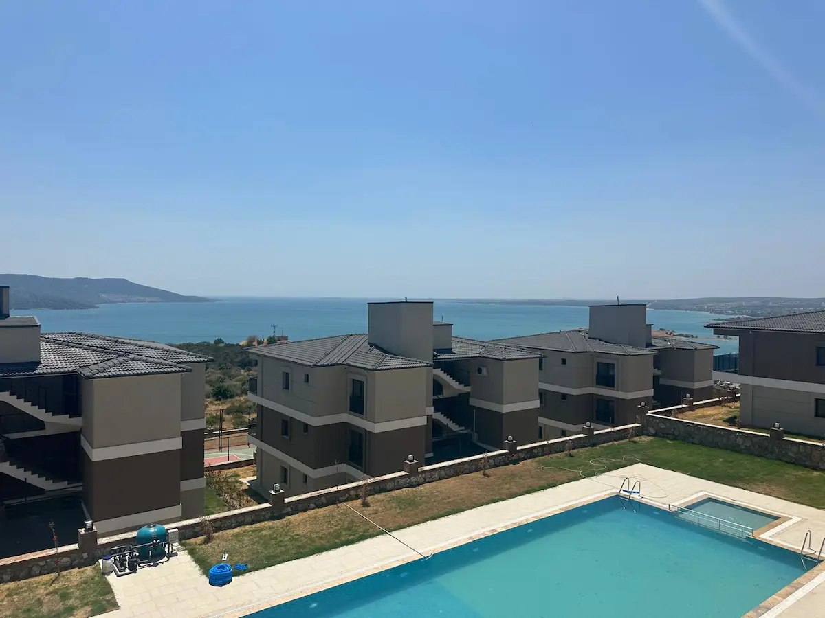 PANORAMIK DENIZ MANZARALI MÜSTAKIL BAHÇE KULLANIMLI SIFIR 1+1 DAIRE