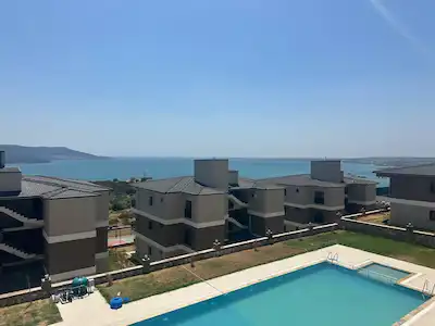 PANORAMIK DENIZ MANZARALI MÜSTAKIL BAHÇE KULLANIMLI SIFIR 1+1 DAIRE