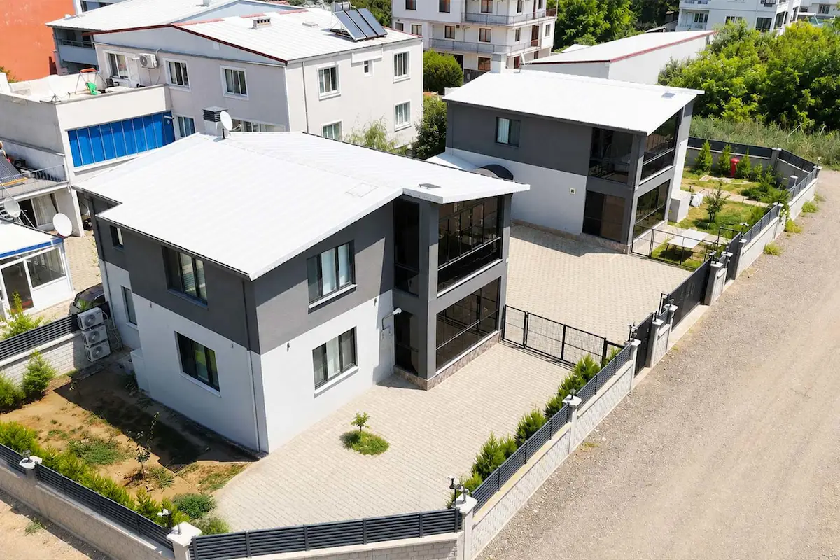 REMAX BEYAZ | BURSA ADAKÖY''DE 695 M² ARSA'DA MÜSTAKİL LÜKS VİLLA