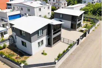 REMAX BEYAZ | BURSA ADAKÖY''DE 695 M² ARSA'DA MÜSTAKİL LÜKS VİLLA