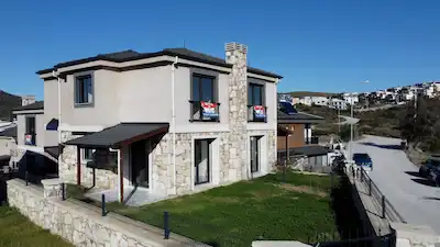 REMAX YELKEN'DEN SIĞACIK'TA SATILIK İKİZ TAŞ VİLLA
