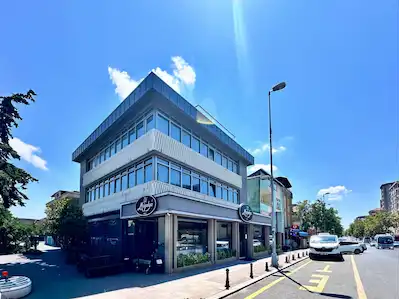 ATAŞEHİR İÇERENKÖY’DE METRO YANI KÖŞE KONUMLU TABELA DEĞERİ YÜKSEK 150 M2 KİRALIK OFİS
