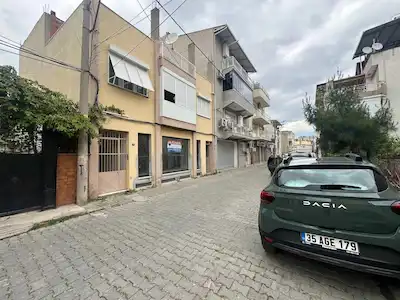 BORNOVA ALTINDAĞ HAVUZLU KAHVE SOKAĞINDA NET 26M2 KIRALIK DÜKKAN