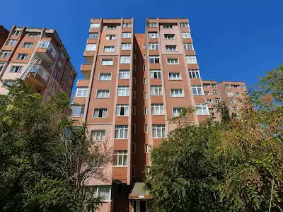 GÖKEVLER MAHALLESİ YAPIKENT SİTESİ’NDE SATILIK 3+1 GENİŞ FERAH AYDINLIK DAİRE