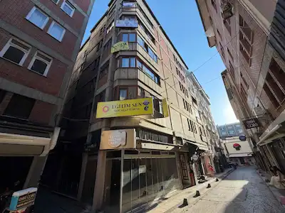 İZMİT YENİ CUMA'DA ASANSÖRLÜ KİRALIK ARAKAT DAİRE