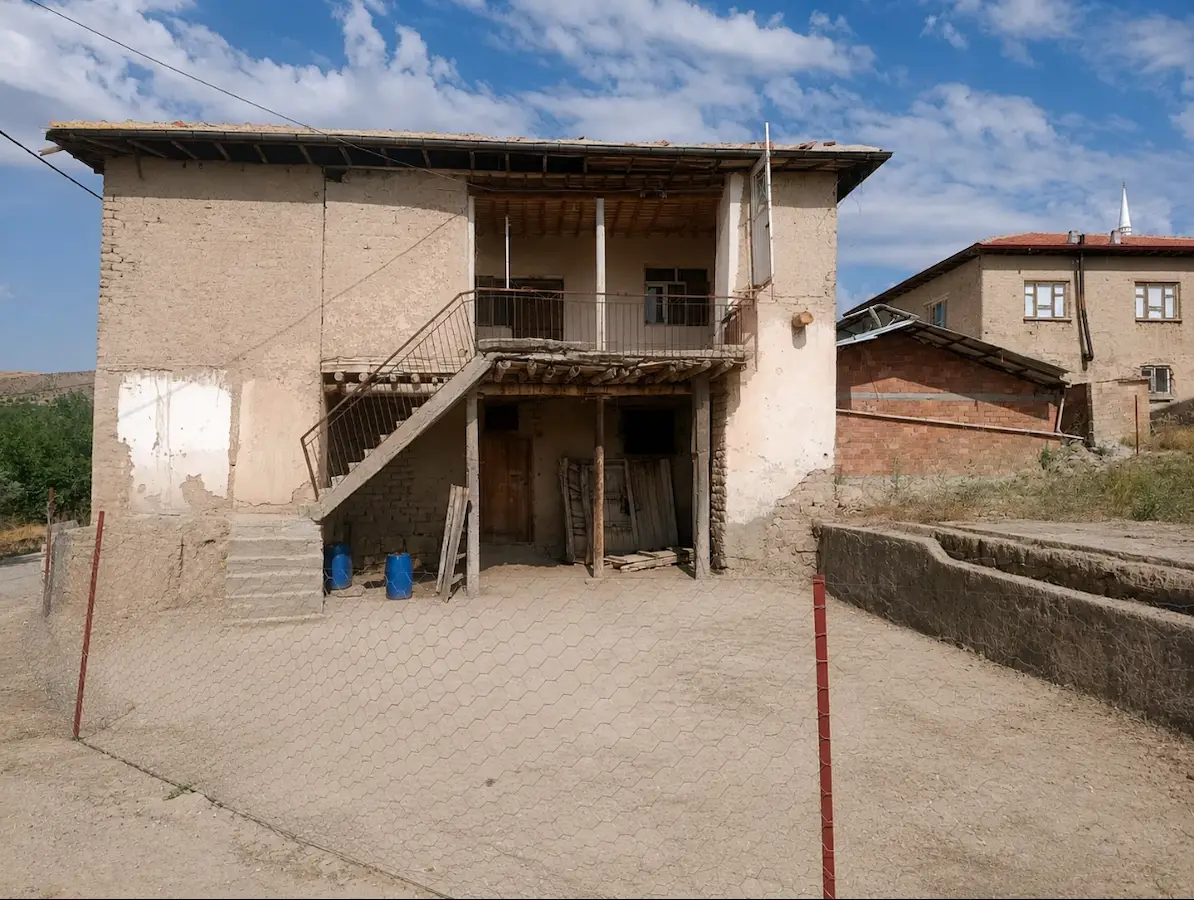 HACIYUSUFLAR MAHALLESİNDE SATILIK 3+1 MÜSTAKİL EV