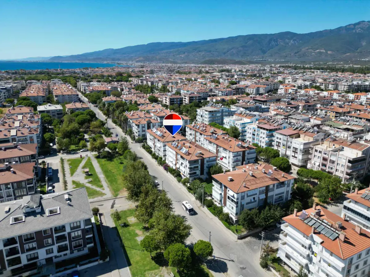 EDREMIT ALTINKUM'DA SATILIK SİTEDE 2+1 DOĞALGAZLI YÜKSEK GİRİŞ DAİRE 