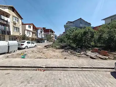 YENIŞEHIRDE MERKEZI KONUMDA 3 KAT İMARLI 349 M² KÖŞE KONUT ARSA