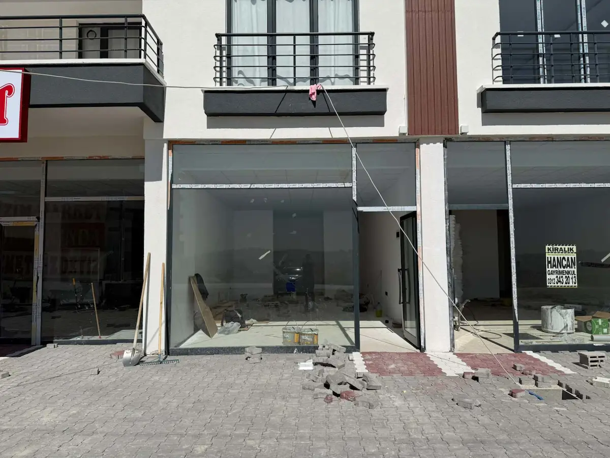 YAKACIKTA CADDE CEPHELİ 52 M2 KİRALIK DÜKKAN