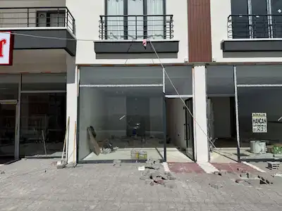 YAKACIKTA CADDE CEPHELİ 52 M2 KİRALIK DÜKKAN