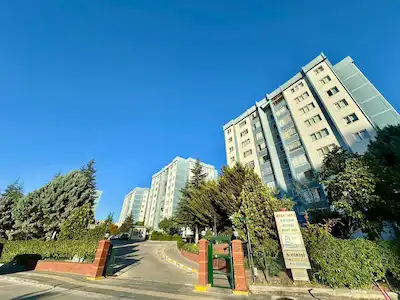 ERYAMAN ATAKENT 1 AŞİYAN SITESINDE CADDE ÜZERINDE FERAH 3+1 YAPILI FIRSAT DAIRE