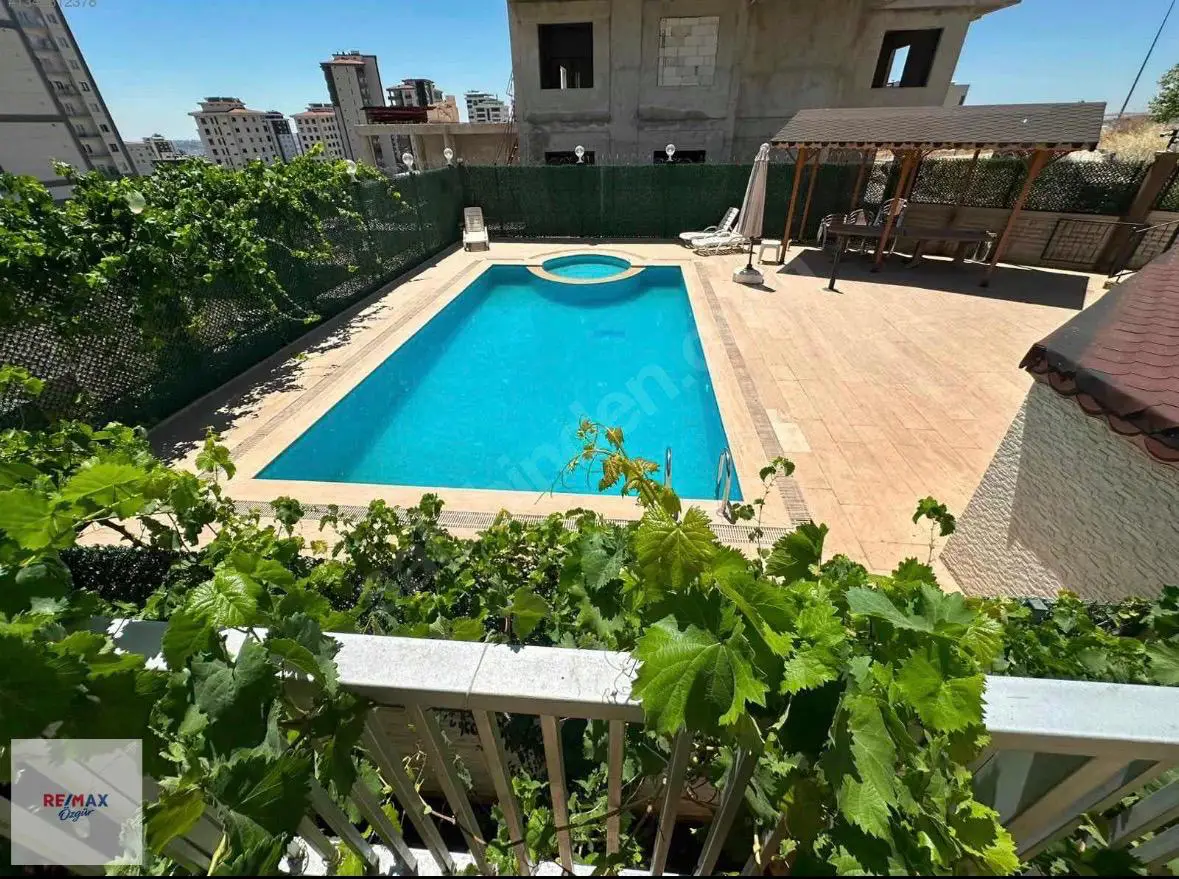 REMAX ÖZGÜR BİLGE OĞUZDAN ŞEHİRGÖSTERENDE ULTRA LÜX 5+2 VİLLA