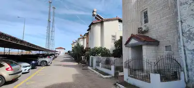 SIDE KUMKÖY AKDENIZ TATIL SITESI’NDE TAŞ MIMARILI, BAHÇELI & TERASLI İKIZ VILLA