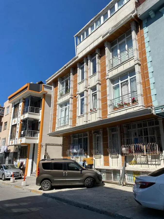 MİMAR SİNAN CADDESİNDE SATILIK 1+1 KOMBİLİ MERKEZİ KONUM
