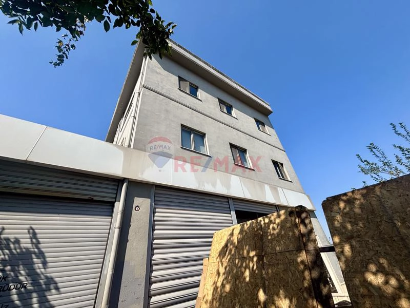 Ataşehir Ferhatpaşa 'da İskanlı Depolu Yük Asansörlü İşyeri Bina
