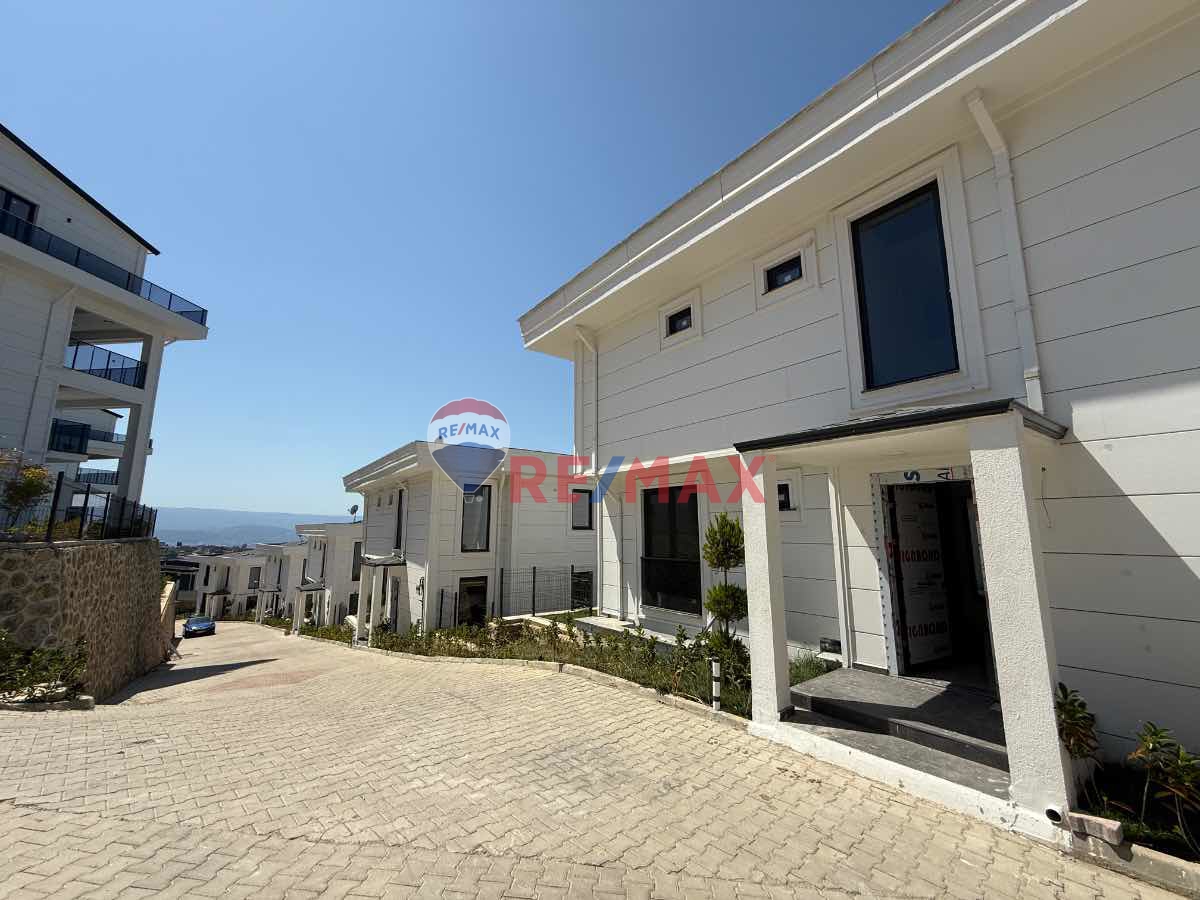 RE/MAX DREAMDEN KABAOĞLU MAHALLESİNDE 5+1 SATILIK VİLLA