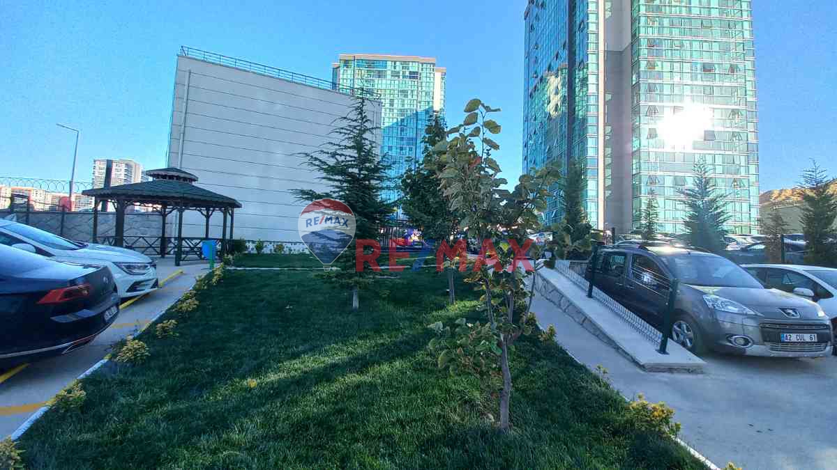 YAŞAMKENT'TE SİTEDE ÇİFT BANYOLU,BALKONLU 2+1