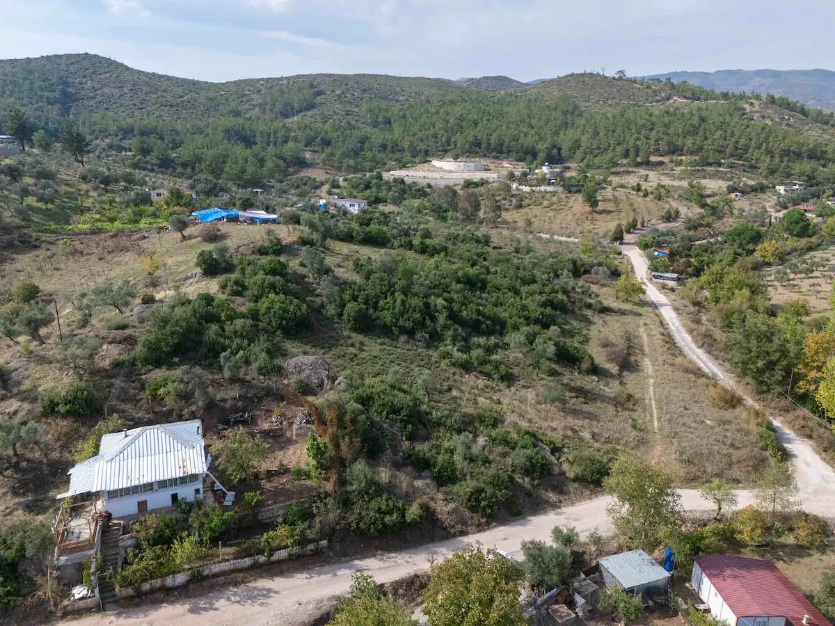MENDERES YENIKÖY'DE ASFALT YOLA CEPHELI, TARIM VE TURIZM POTANSIYELLI SATILIK ARAZI