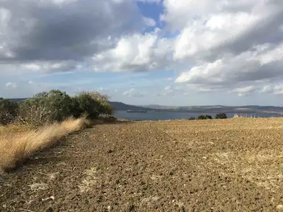 LAPSEKI SULUCADA BOĞAZ MANZARALI MÜSTAKIL TAPULU 5454 M² TARLA