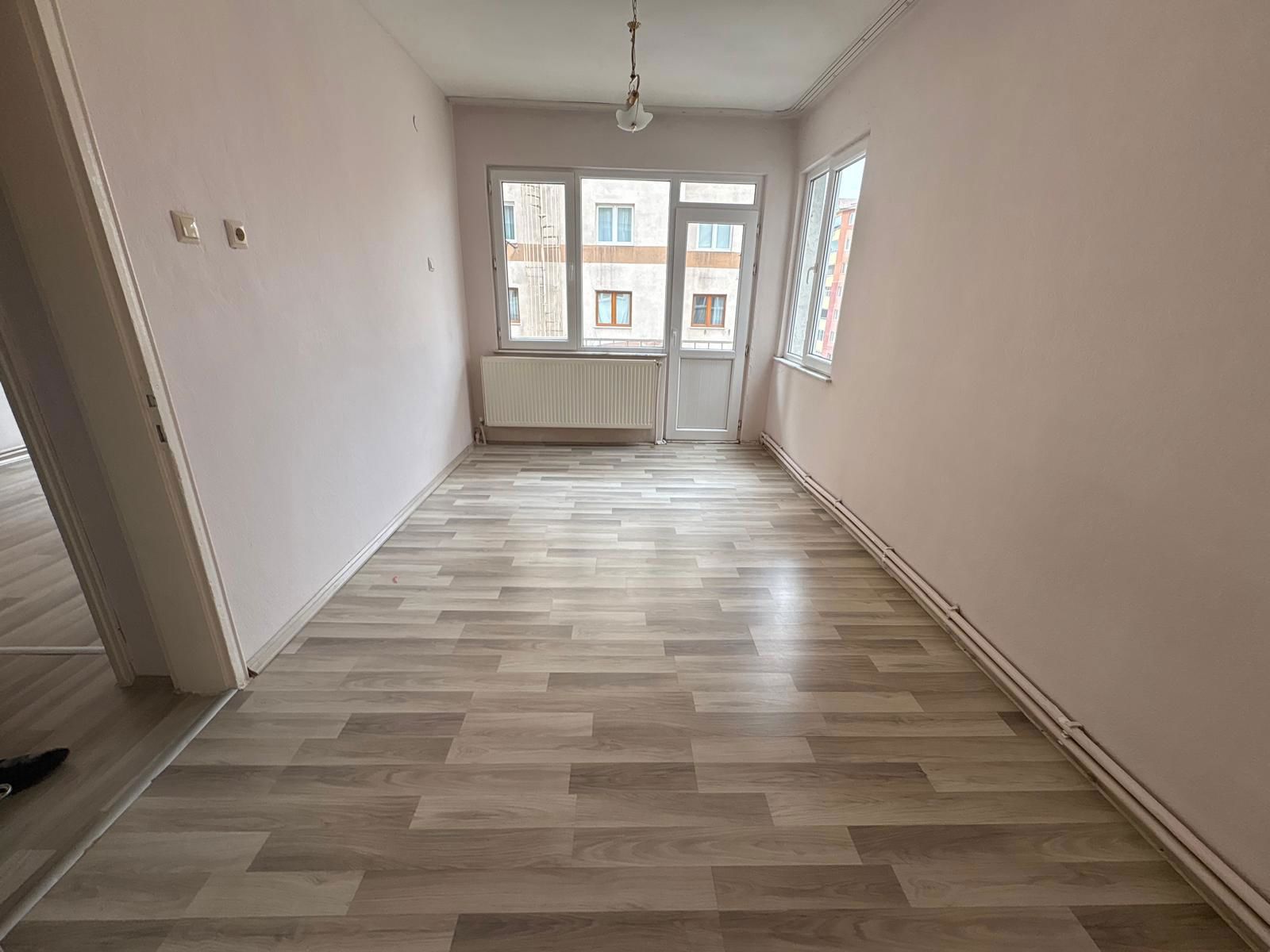 REMAX İLKE'DEN ÇAYKARA CADDESİ'NDE 2+1 SATILIK DAİRE