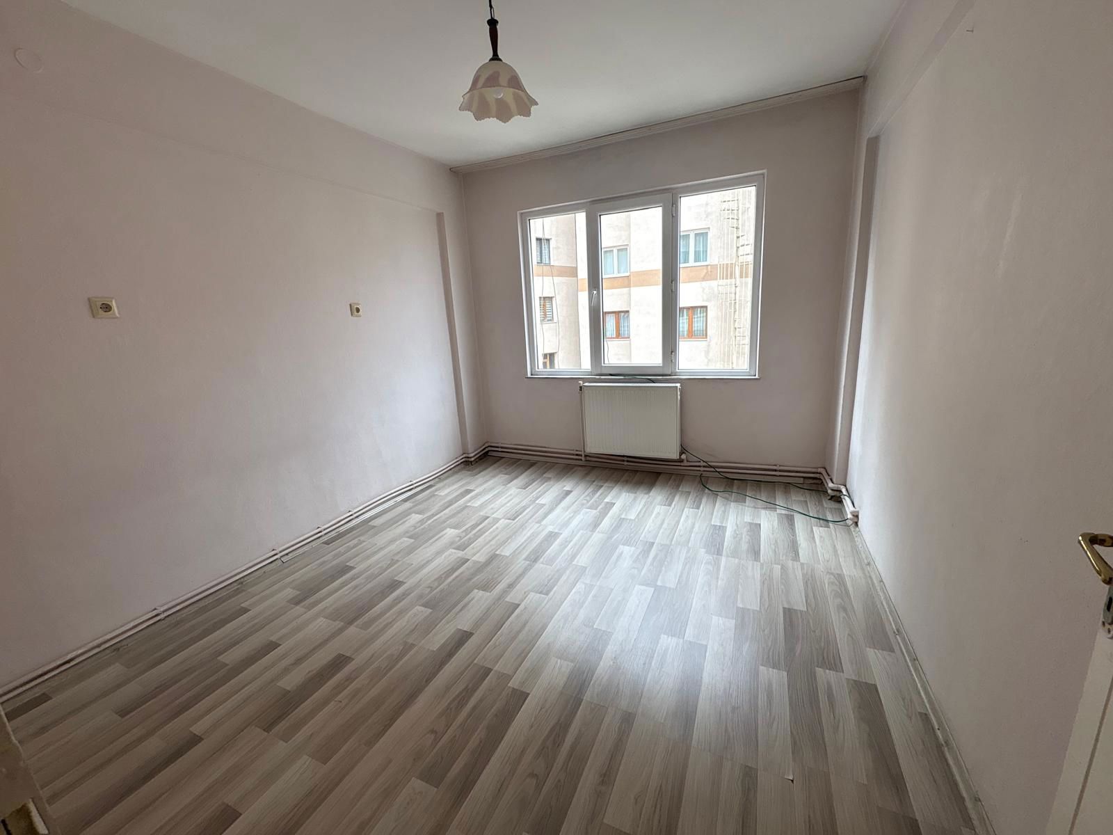REMAX İLKE'DEN ÇAYKARA CADDESİ'NDE 2+1 SATILIK DAİRE