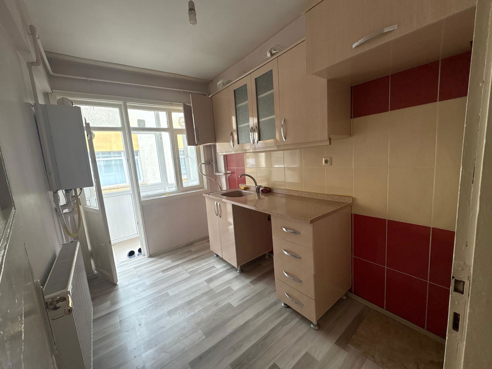 REMAX İLKE'DEN ÇAYKARA CADDESİ'NDE 2+1 SATILIK DAİRE